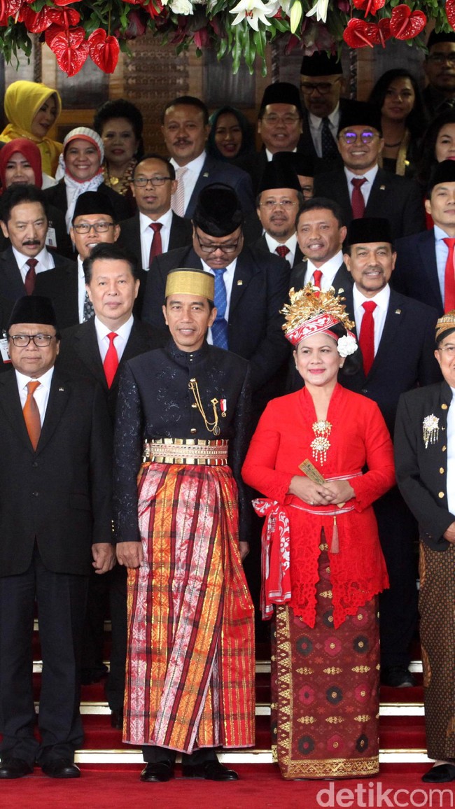 Seperti putrinya, Iriana Jokowi juga senang mengenakan kebaya berwarna mencolok. Saat mendampingi Jokowi di Sidang Tahunan 2017, ia mengenakan kebaya khas Bali lengkap dengan kain endek. (Foto: Lamhot Aritonang/detikcom)