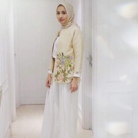 Kali ini gaya hijab Laudya Cynthia Bella terlihat elegan dengan perpaduan serba offwhite dan blazer yang dihiasi detail. (Foto: Dok. Instagram)