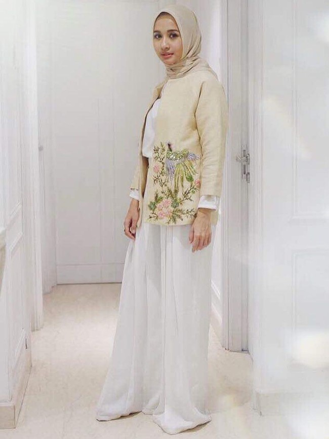 Kali ini gaya hijab Laudya Cynthia Bella terlihat elegan dengan perpaduan serba offwhite dan blazer yang dihiasi detail. (Foto: Dok. Instagram)