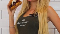 Kalau lagi liburan ke Copenhagen, Hot Buns bisa jadi tempat untuk menyantap burger dan bersantai. Sekaligus, kenalan dengan para pelayannya.... (Hot Buns)