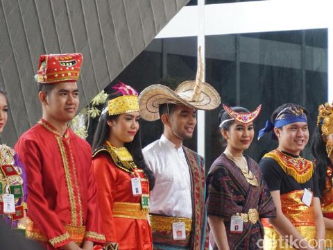 Foto Jokowi Pakai Baju  Adat Bugis  Iriana Cantik Jadi 