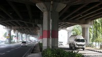 Tiang jembatan layang tol Dr. Sedyatmo ang berada di Jalan DI Pandjaitan dicat dengan warna merah putih.
