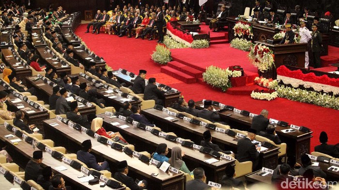 Di Depan Jokowi, Ketua MPR Sampaikan Keluhan Kelangkaan Garam