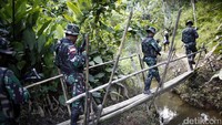 Belum lama ini, satgas pamtas berhasil mengamankan 304 botol miras berbagai merek dari Malaysia masuk lewat jalur tikus ini.