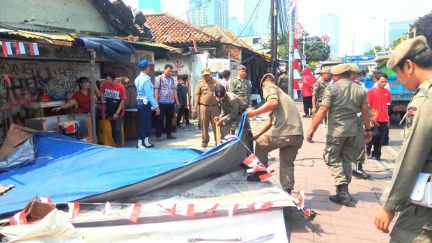  Trotoar di Jalan KH Mas Mansyur, Jakarta Pusat ditertibkan.