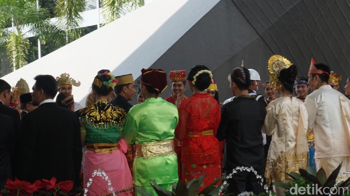 Parade Busana Daerah Sambut Jokowi-JK yang Berpakaian Adat di DPR