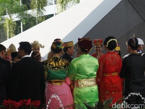 Parade Busana Daerah Sambut Jokowi-JK yang Berpakaian Adat di DPR