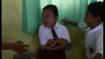Foto: Ekspresi Guru Ditendang Selangkangannya Saat Bujuk Murid Imunisasi
