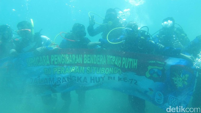 Polisi dan Penyelam di Situbondo Kibarkan Bendera di Bawah Laut