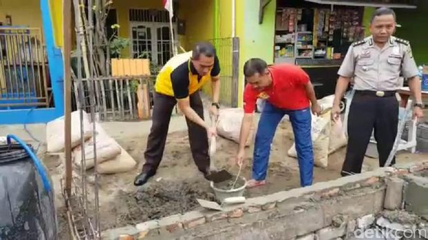 Polisi Bedah Rumah Nenek yang Sakit Lumpuh di Cilincing