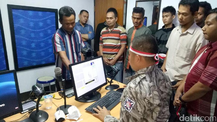 Peringati HUT RI, Anggota Polantas Brebes Kenakan Kostum Jadul