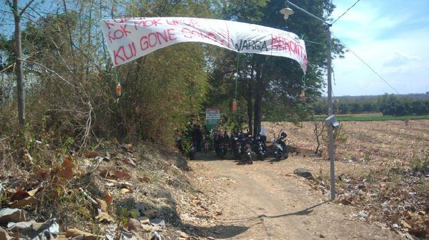 Warga tidak setuju karena makam rencananya digusur untuk bandara