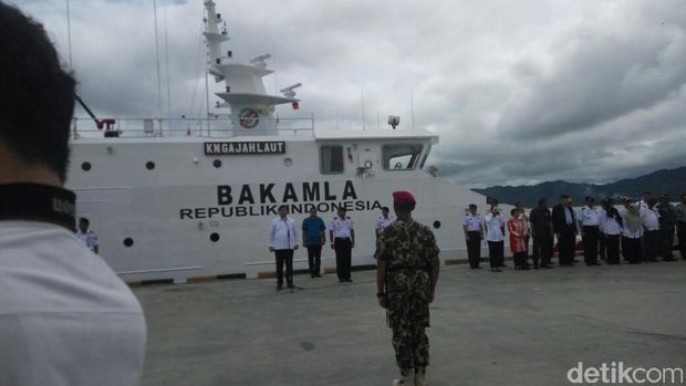 Mendes Eko Putro Sandjojo mendapat penghargaan warga kehormatan Bakamla.