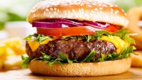 Makan burger jelang tidur memang mengenyangkan. Tetapi kandungan lemak dan karbohidratnya yang tinggi justru membuat pencernaan kerja keras dan Anda terjaga.Foto: iStock