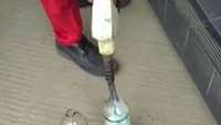 Seorang netizen mengunggah video saat petugas SPBU memasukan Pertalite ke botol kaca. Kemudian dibandingkan dengan Pertamax.