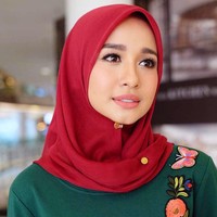 Saat bengong saja, Laudya Cynthia Bella terlihat cantik. Gaya hijab Laudya Cynthia Bella yang simpel hanya dengan satu peniti di bawah dagu membuat penampilannya terlihat minimalis. (Foto: Dok. Instagram)