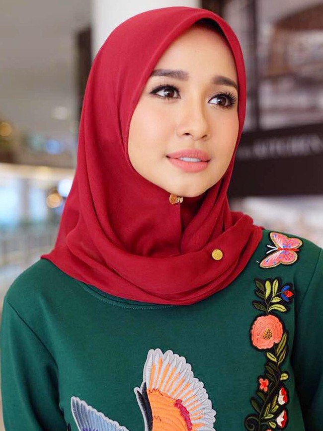 Saat bengong saja, Laudya Cynthia Bella terlihat cantik. Gaya hijab Laudya Cynthia Bella yang simpel hanya dengan satu peniti di bawah dagu membuat penampilannya terlihat minimalis. (Foto: Dok. Instagram)