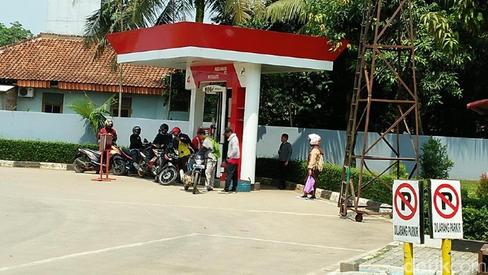 Heboh Pertamax dan Pertalite Warnanya Sama, SPBU Cisauk Tetap Ramai
