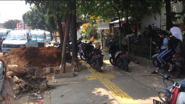 Parkiran motor di trotoar itu mengganggu aktivitas pejalan kaki.