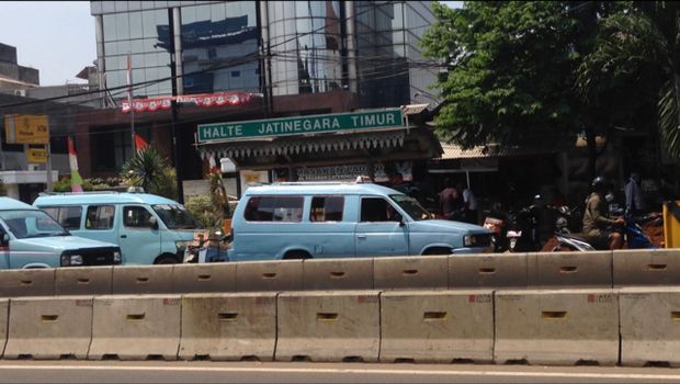 Selain itu, beberapa angkot parkir di bahu jalan.