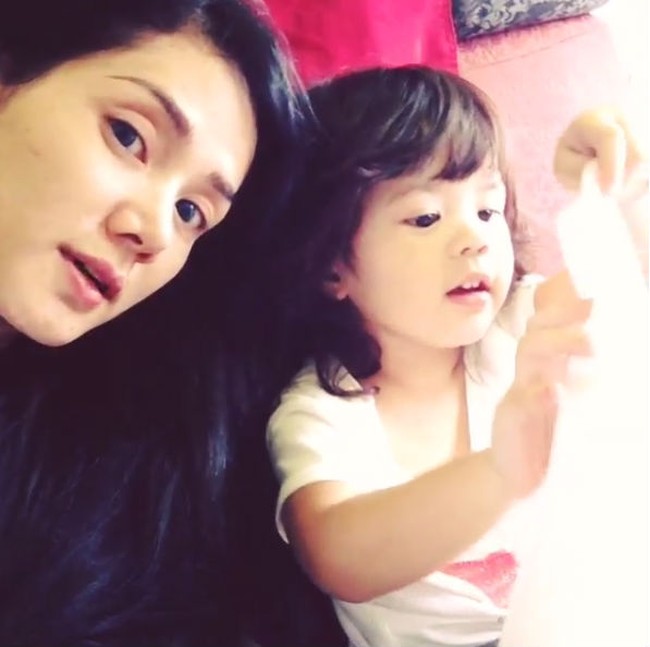 Cantiknya Mulan tampil tanpa makeup saat bermain bersama anak pertamanya dengan Ahmad Dhani, Safea. Foto: Dok. Instagram Mulan Jameela