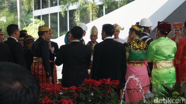 Jokowi mengenakan baju bugis. Sedangkan JK terbalut baju adat Jawa.