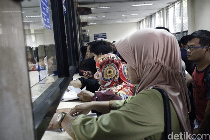 Dirlantas Polda Metro gencar menggelar razia kendaraan yang STNK-nya mati. Gencarnya razia ini berdampak pada membludaknya wajib pajak di kantor Samsat.