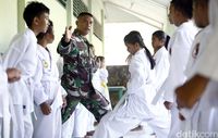 Tentara mengajar karate anak-anak perbatasan.