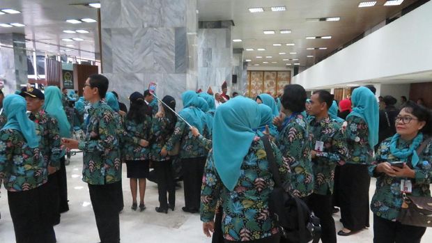  Tak hanya menempati kursinya, para peserta asyik berfoto hingga selfie sebelum jalannya sidang tahunan. 