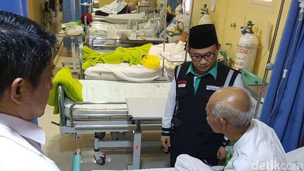 Seksi Bimbingan Ibadah dan dokter berbincang dengan jemaah yang masih dirawat di KKHI Madinah