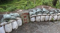 Satu lagi, pembatasnya hanya berupa tumpukan karung saja dan itu sampai sekarang (Katie Hunt/CNN Travel)