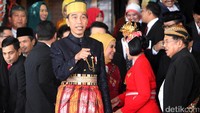 Jokowi mengenakan baju bugis saat menghadiri sidang tahunan di kompleks Parlemen pada Rabu (16/8)/Foto: Lamhot Aritonang