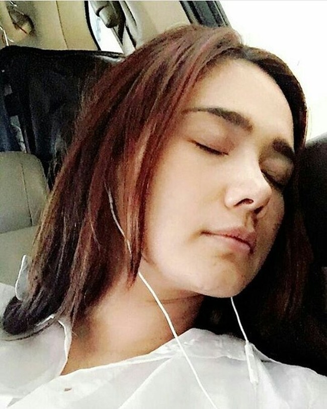 Tanpa makeup, Mulan tampak cantik saat berpose sambil memejamkan mata di dalam mobil. Foto: Dok. Instagram Mulan Jameela