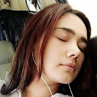 Tanpa makeup, Mulan tampak cantik saat berpose sambil memejamkan mata di dalam mobil. Foto: Dok. Instagram Mulan Jameela