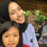 Meski pakai makeup yang tipis dan gaya hijab simpel, Laudya Cynthia Bella tetap terlihat cantik ya saat pose bersama keponakannya. (Foto: Dok. Instagram)