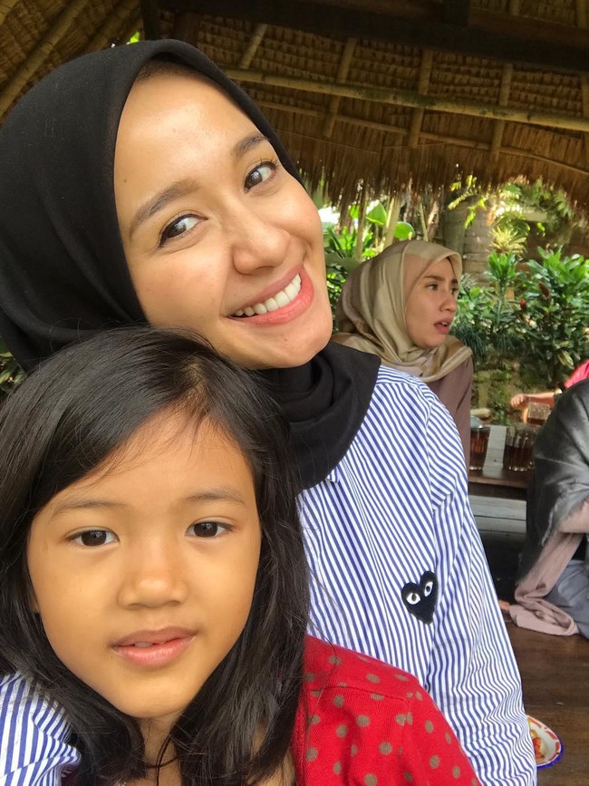 Meski pakai makeup yang tipis dan gaya hijab simpel, Laudya Cynthia Bella tetap terlihat cantik ya saat pose bersama keponakannya. (Foto: Dok. Instagram)