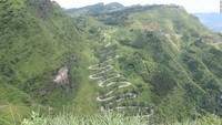 Namun, lebih dekat jika dari Kota Qinlong. Jalanannya berzig-zag dan memiliki 24 tikungan (Katie Hunt/CNN Travel)