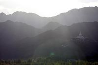 Biara Thiksey dan pemandangan Pegunungan Himalaya (Cathal McNaughton/Reuters)