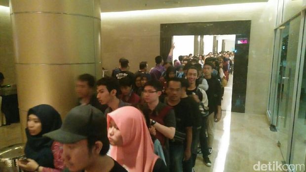 Antrean menuju kick off Indonesia Happy / 