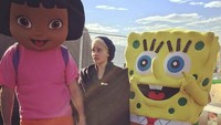 Apa jadinya yah jika di Game of Thrones ada Dora dan Spongebob? (Dok. Instagram/emilia_clarke)