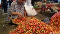 Di Pasar Induk, harga cabai rawit merah turun ke harga Rp 10 ribu per kg. Harga tersebut jauh berbeda dari harga normal sebelumnya sekitar Rp 20-30 ribu. Bahkan beberapa bulan yang lalu, harga cabai sempat menyentuh harga Rp 110 ribu per kg.