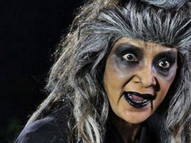 Usai syuting Misteri Gunung Berapi berakhir pada 2003. Farida kembali lagi berakting pada 2012 di film Mama Minta Pulsa. Bergenre horor komedi, Farida juga berperan sebagai mak lampir yang menagih pulsa pada penerima SMS mama minta pulsa. Foto: istimewa.