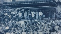 Presiden pertama Indonesia Soekarno dan ribuan warga Indonesia memenuhi Stadion Gelora Bung Karno untuk menyaksikan pembukaan Asian Games 1962. Dok.Detikcom.