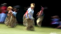 Baik guru, maupun murid-muridnya, ikut berpartisipasi dalam lomba untuk memperingati kemerdekaan RI.