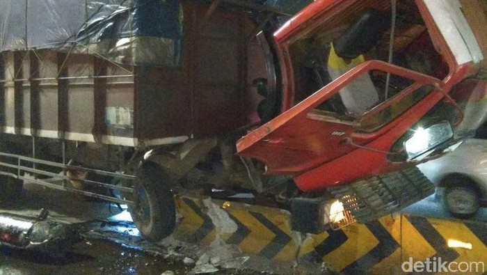 Truk Tabrak Separator Busway di Jakbar, Lalin Macet
