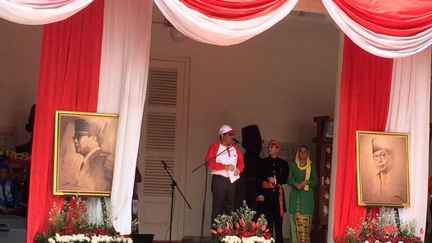 Dalam pidatonya, Djarot berharap bangsa Indonesia tidak melupakan sejarah.