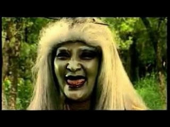 Mak Lampir dalam sinetron tersebut merupakan tokoh jahat. Memakai jubah abu-abu dengan rambut panjang berwarna putih dan makeup wajah bernuansa hijau, Farida mampu membuat siapa saja takut sekaligus geregetan karena aktingnya yang menyeramkan. Foto: istimewa. Foto: istimewa.