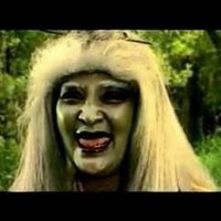 Mak Lampir dalam sinetron tersebut merupakan tokoh jahat. Memakai jubah abu-abu dengan rambut panjang berwarna putih dan makeup wajah bernuansa hijau, Farida mampu membuat siapa saja takut sekaligus geregetan karena aktingnya yang menyeramkan. Foto: istimewa. Foto: istimewa.