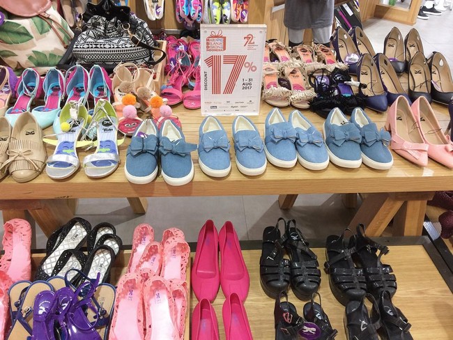 Mezzo adalah gerai fashion yang menawarkan berbagai brand ternama, seperit Wakai, Kohai, Keds, Paul Franc, dan lain-lain. Di toko tersebut, Anda bisa mendapatkan diskon 17 Agustus hingga 17%.