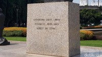 Faktanya memang patung tersebut memiliki tulisan kanji Jepang, tapi sama sekali bukan bentuk infiltrasi budaya asing.